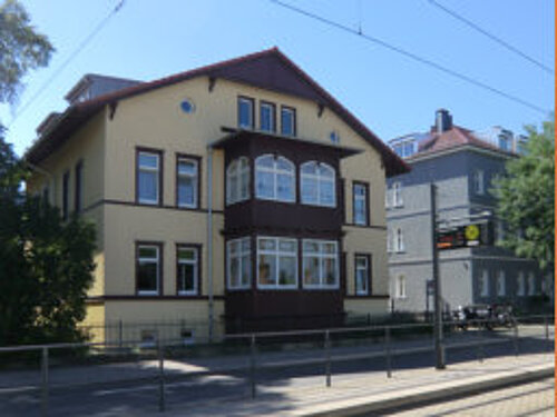 Direkt vor der Praxis befindet sich die Haltestelle “Greifswalder Straße” der Straßenbahn. anfahrt1